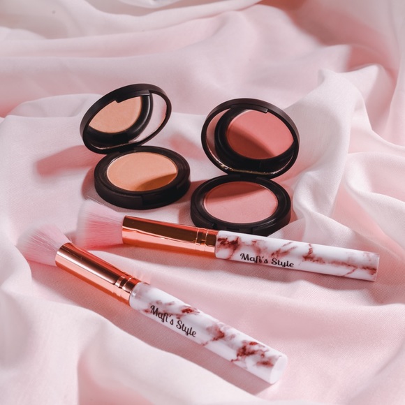 Lipgloss/E-Cleaner/blushes/primer/set of brushes
